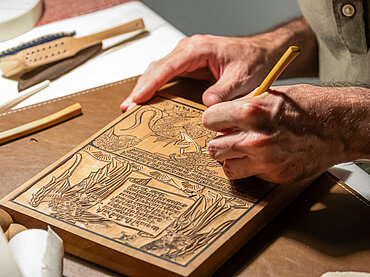 Printing block with working hands