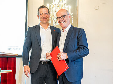 Mayor Nino Haase and Prize Laureate Erik Spiekermann